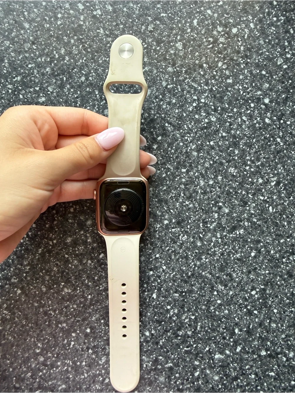Apple Watch SE (1st Generation) with GPS + Cellular, featuring a 44mm Gold Alum